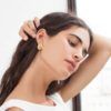 Pendientes ovales grandes dorados con esmaltes multicolor - Imagen 2