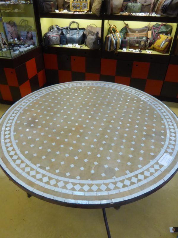 Mesa de mosaico en blanco. 1.20 mtrs de diámetro