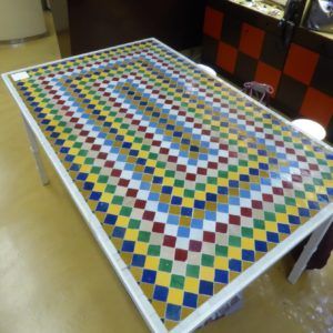 Mesa de mosaico en multicolor. 1.40 por 0.90 metros
