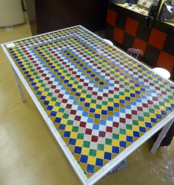Mesa de mosaico en multicolor. 1.40 por 0.90 metros