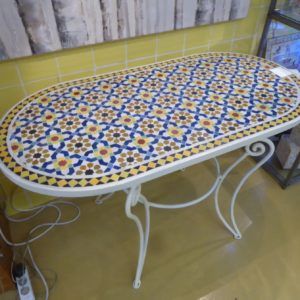 Mesa de mosaico en multicolor ovalada. 1.20 po 0.60 metros