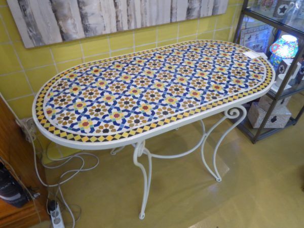 Mesa de mosaico en multicolor ovalada. 1.20 po 0.60 metros