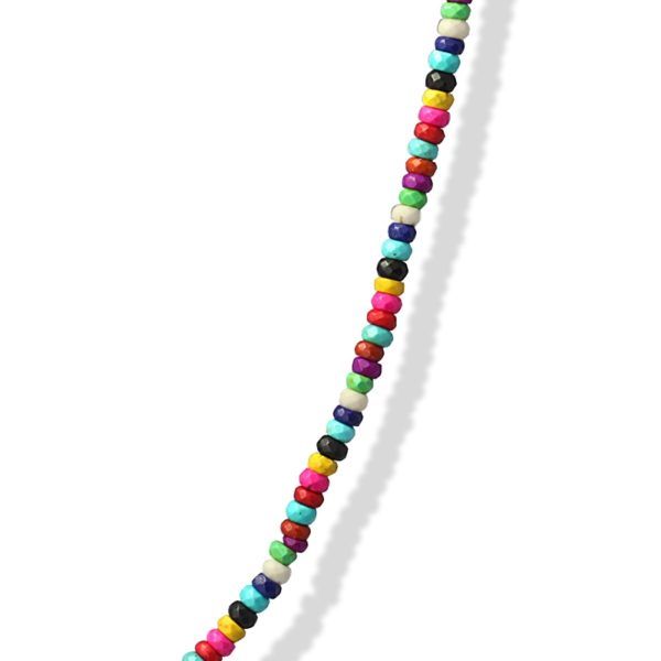 Vista parcial de la pulsera con piedras pequeñas de colores vivos