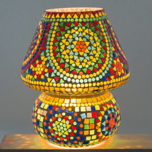 Lámpara grande con mosaico de cristal. Encendida