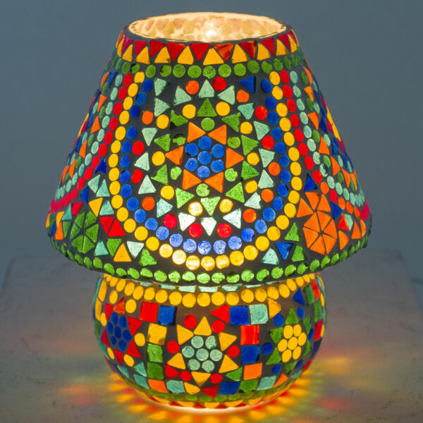 Lámpara mediana con mosaico en cristales de colores. Encendida