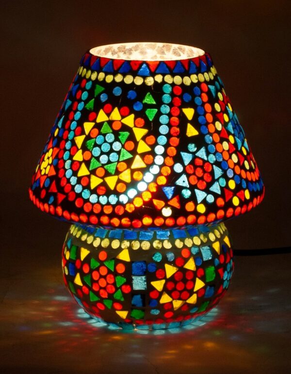 Lámpara mediana con mosaico de cristales de colores. Soles, encendida