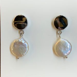 Pendientes colgantes con perla natural plana
