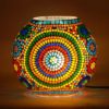 Lámpara jarrón de cristal y mosaico de vidrios de colores. Encendida