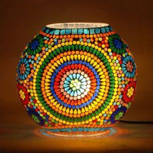 Lámpara jarrón de cristal y mosaico de vidrios de colores. Encendida