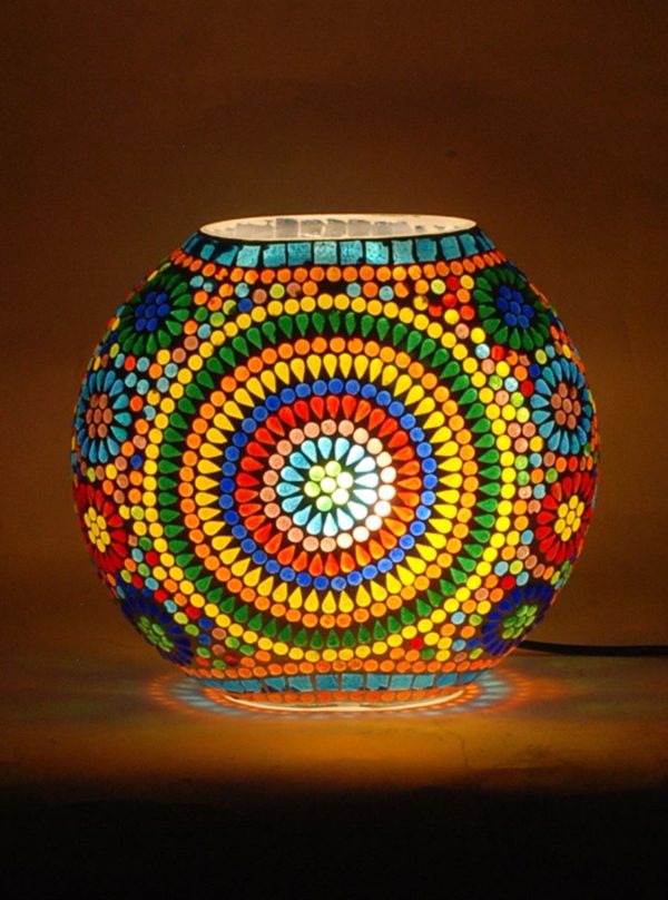 Lámpara jarrón de cristal y mosaico de vidrios de colores. Encendida