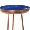 Mesita auxiliar en metal dorado rosa y laca azul. Vista lateral