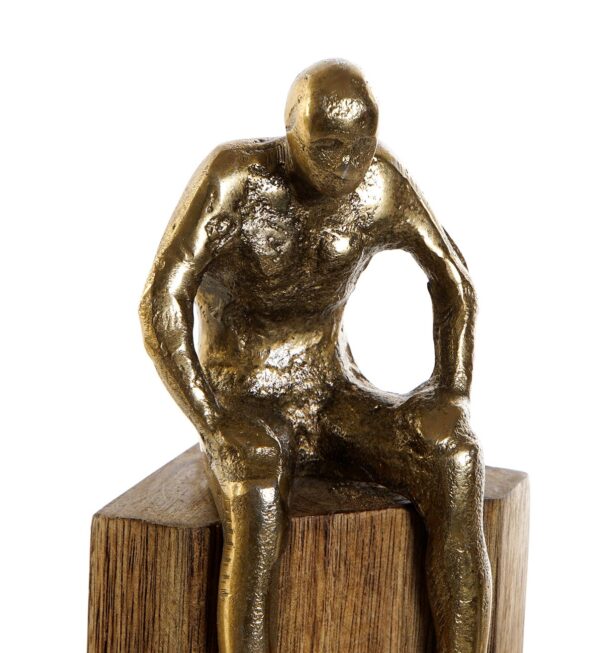 Escultura hombre pensando aluminio dorado y madera de mango. Vista parcial