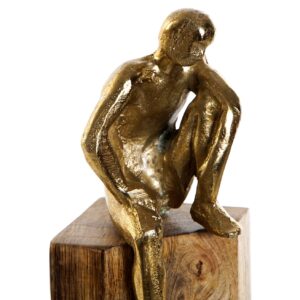 Escultura hombre apoyado aluminio dorado y madera de mango