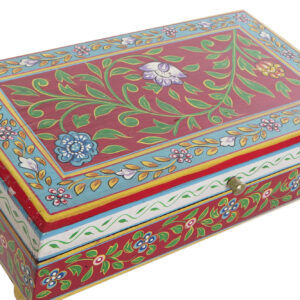 Caja de madera mango pintada a mano en India. Vista desde arriba