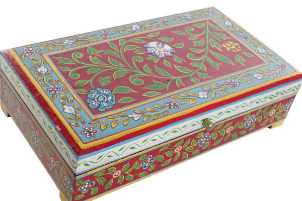 Caja de madera mango pintada a mano en India. Vista desde arriba