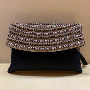 Cartera clutch con solapa bordada con cristales en India. Base negra