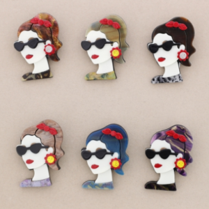 Broche pasta multicolores chica de perfil con gafas