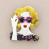 Broche de pasta multicolores de chica cogiendo las gafas. Pelo amarillo