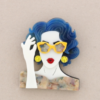 Broche de pasta multicolores de chica cogiendo las gafas. Pelo azul