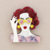 Broche de pasta multicolores de chica cogiendo las gafas. Pelo caoba