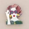 Broche de pasta multicolores de chica cogiendo las gafas. Pelo rosa