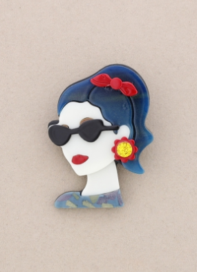 Broche pasta multicolores chica de perfil con gafas. Pelo azul