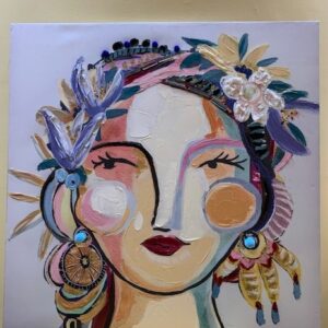 Pintura sobre lienzo cara de mujer con pendientes. Con ojos abiertos