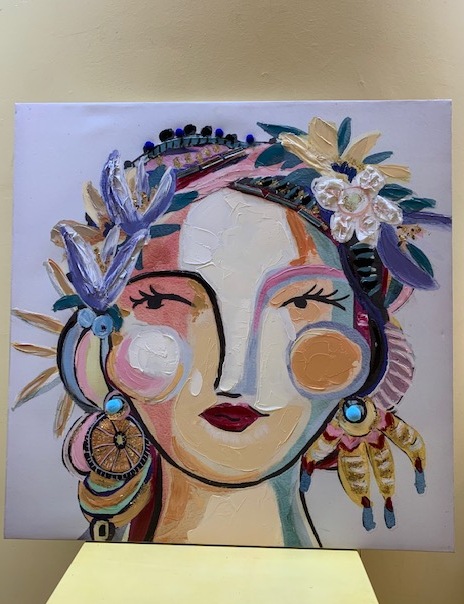 Pintura sobre lienzo cara de mujer con pendientes. Con ojos abiertos
