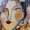 Pintura sobre lienzo cara de mujer con pendientes. Detalle de mujer con ojos abiertos