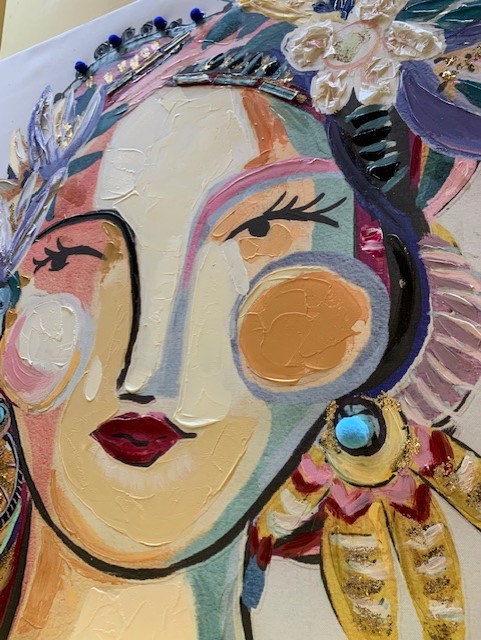 Pintura sobre lienzo cara de mujer con pendientes. Detalle de mujer con ojos abiertos