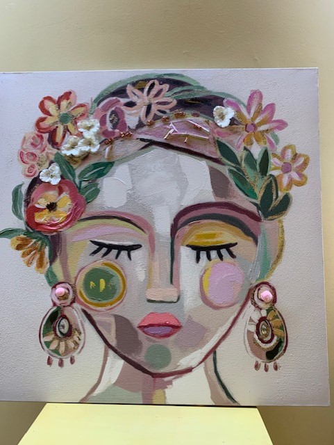 Pintura sobre lienzo cara de mujer con pendientes. Con ojos cerrados