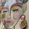Pintura sobre lienzo cara de mujer con pendientes. Detalles de mujer con ojos cerrados