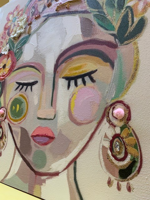 Pintura sobre lienzo cara de mujer con pendientes. Detalles de mujer con ojos cerrados