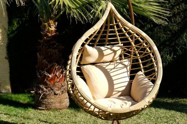 Sillón colgante de ratán y aluminio para exterior e interior - Imagen 4