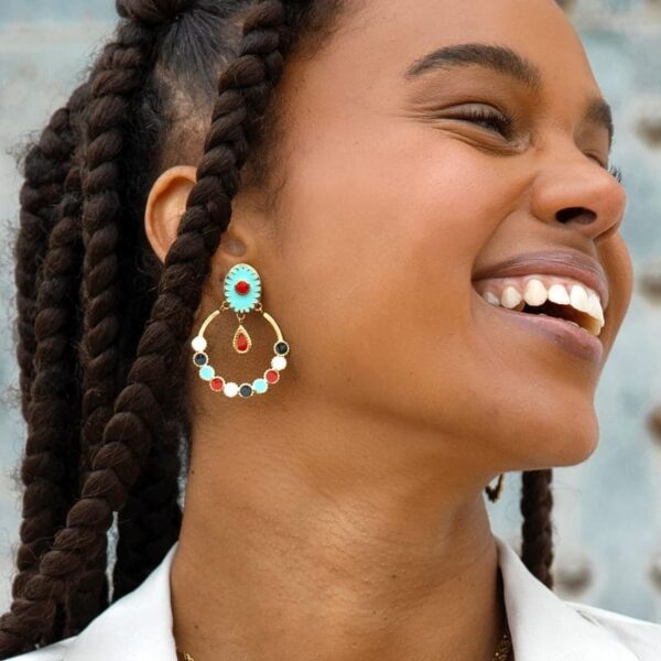 Pendientes aro con esmalte multicolor de Anartxy. Vista puestos