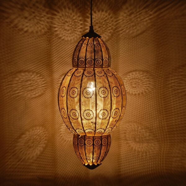 Lámpara farol metal troquelado acabado blanco dorado. Encendida