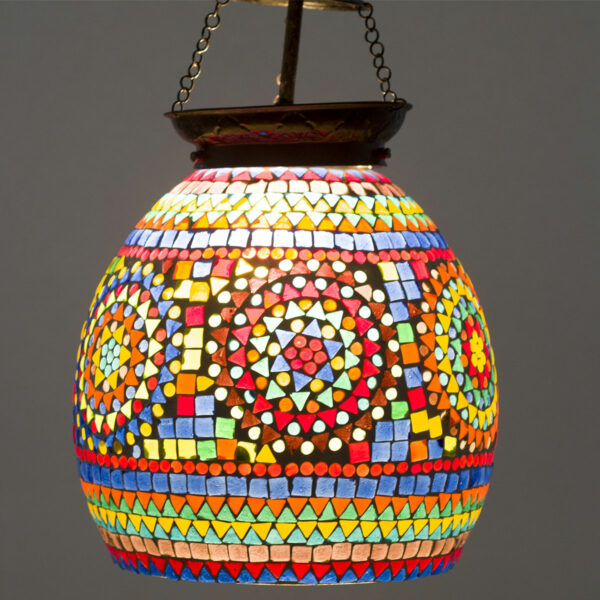 Lámpara de techo globo mosaico vidrios multicolor. Encendida