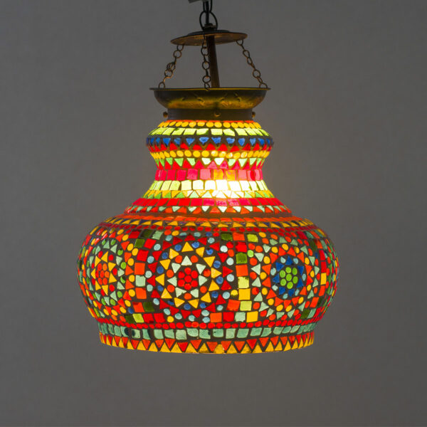 Lámpara de techo copa mosaico vidrios multicolor. Encendida
