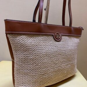 Bolso rectangular con cuero sintético y rafia natural. Vista lateral