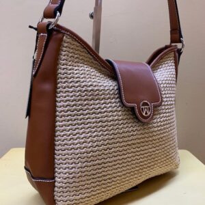 Bolso con cuero sintético y rafia natural en el frontal. Vista lateral