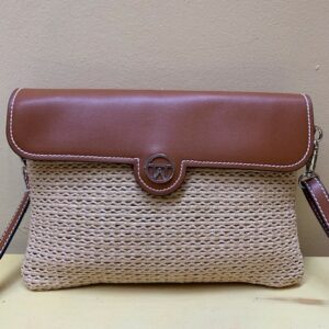 Bolso cartera con solapa cuero sintético y rafia natural. Vista frontal
