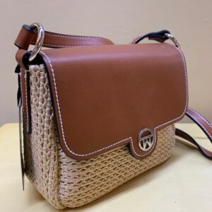 Bolso pequeño con solapa cuero sintético y rafia natural. Vista lateral