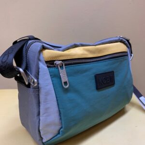 Bolso multibolsillos ultraligero nylon multicolor de Kcb. Visto de lado