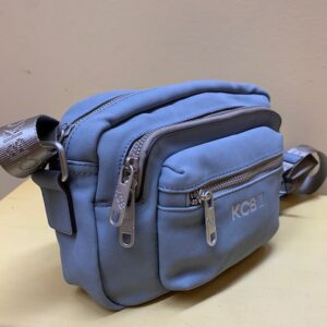 Bolso para cruzar multibolsillos neopreno aspecto mate de Kcb. Azul jeans visto de lado