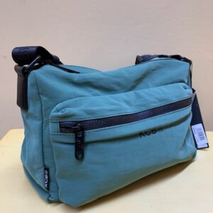 Bolso ultraligero cremalleras negras piel melocotón de Kcb. Verde visto de lado