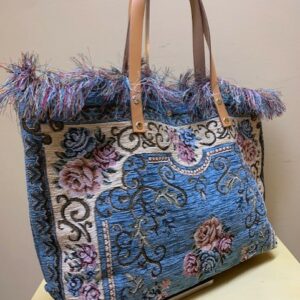 Bolso alfombra con flecos asas piel. Azul