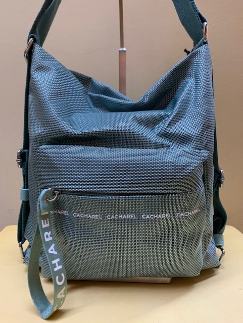 Bolso y mochila en nylon bicolor de Cacharel. Verde