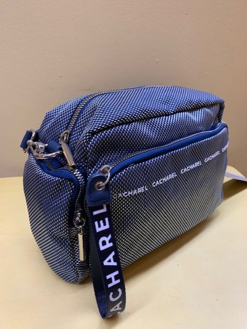Bolso contenedor en nylon bicolor bolsillos laterales de Cacharel. Azul