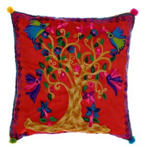 Cojin y funda multicolor con árbol y pájaro. Fondo rojo