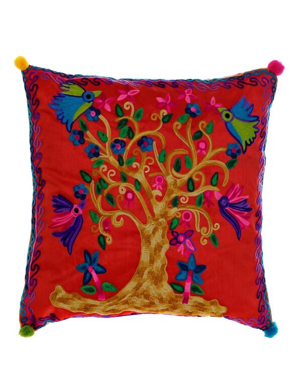 Cojin y funda multicolor con árbol y pájaro. Fondo rojo